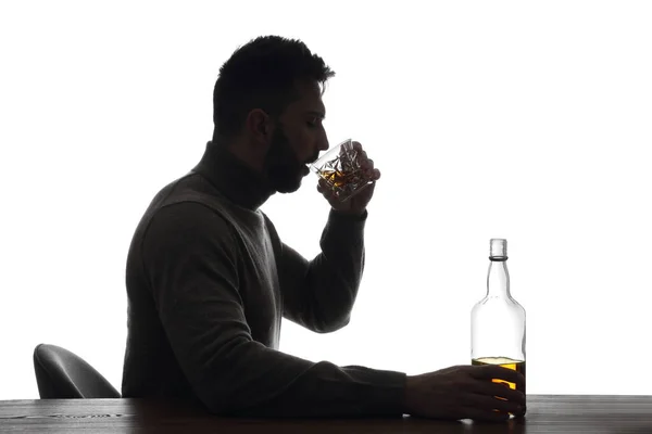 Силуэт Наркомана Пьющего Алкоголь Белом Фоне — стоковое фото