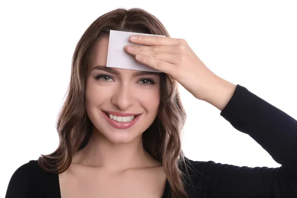 Hermosa Mujer Usando Mattifying Toallita Sobre Fondo Blanco — Foto de Stock