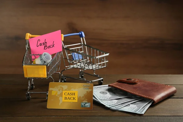 Sammansättning Med Skyltar Cash Back Kreditkort Och Små Kundvagnar Träbord — Stockfoto