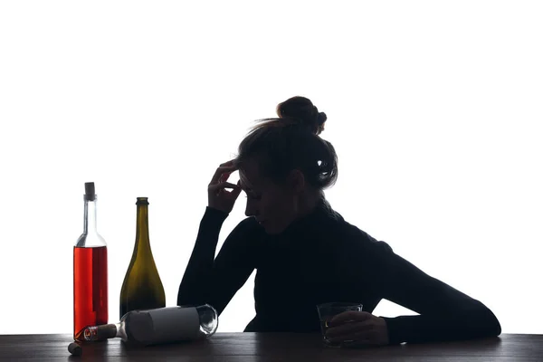 Алкогольна Залежність Жінка Склом Пляшками Білому Тлі — стокове фото