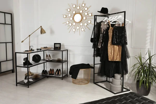 Stilvolles Ankleidezimmer Interieur Mit Trendiger Kleidung Schuhen Und Accessoires — Stockfoto