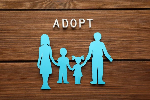 Rodinná Postava Slovo Adoptovat Dřevěném Stole Byt Ležel — Stock fotografie