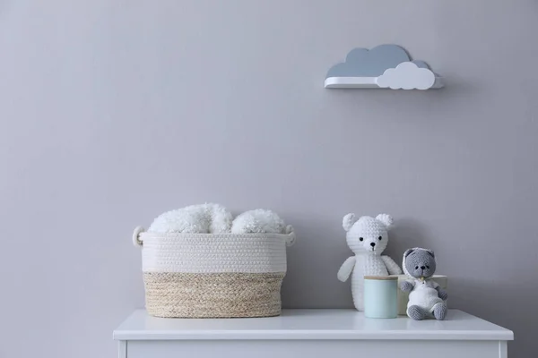 Juguetes Para Niños Canasta Mimbre Accesorios Cómoda Cerca Pared Gris — Foto de Stock