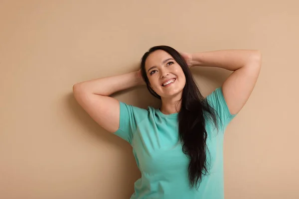 Mooie Overgewicht Vrouw Met Charmante Glimlach Beige Achtergrond — Stockfoto
