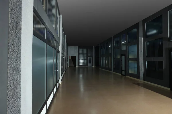 Современный Пустой Офисный Коридор Стеклянными Стенами — стоковое фото