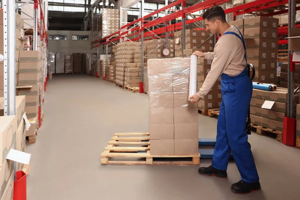 Verpakkingsdozen Voor Werknemers Rekfolie Bij Magazijn — Stockfoto