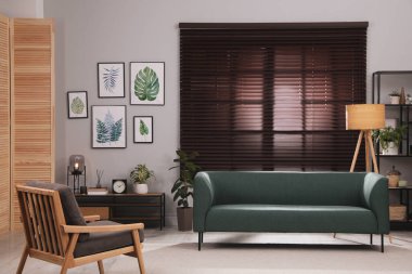 Şık bir oturma odası, rahat bir koltuk ve koltuğu var.