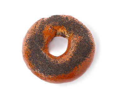 Beyaza izole edilmiş haşhaş tohumlu lezzetli taze simit.