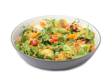 Bir kase lezzetli salata, beyaz mercimek ve sebzeler.