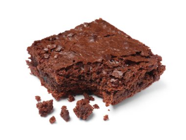 Beyaz arka planda lezzetli çikolatalı brownie.