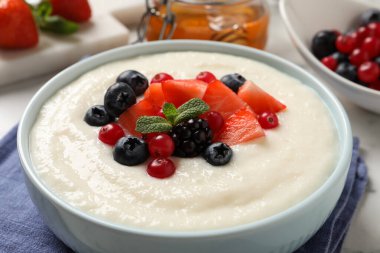 Sofrada böğürtlenli leziz irmik pudingi, yakın plan.