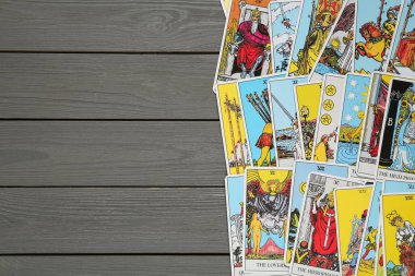 Tarot kartları gri ahşap masada, üst manzara. Metin için boşluk