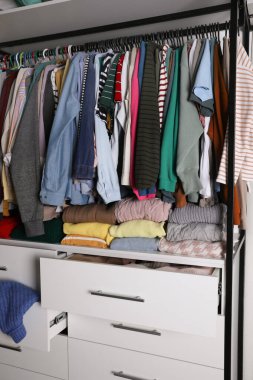 Odada şık kadın kıyafetleri var. Hızlı moda.
