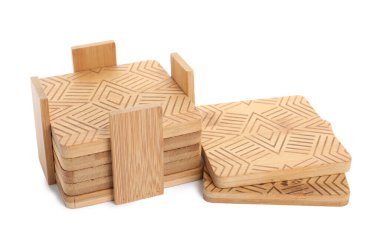 Süslü ahşap bardak altlıkları ve beyaz arka planda tutucu