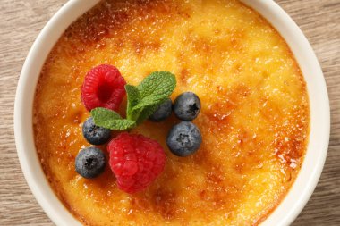 Tahta masada taze böğürtlenli leziz creme brulee, yakın plan