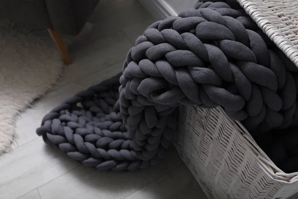 Odada Yumuşak Örgü Battaniyeli Bir Depo Sepeti — Stok fotoğraf