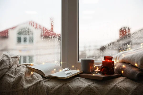 Kopje Warme Drank Open Boek Kerstverlichting Gebreide Deken Buurt Van — Stockfoto