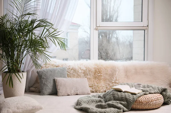客室内には窓の近くにフェイクファーと枕付きの快適なラウンジエリア — ストック写真