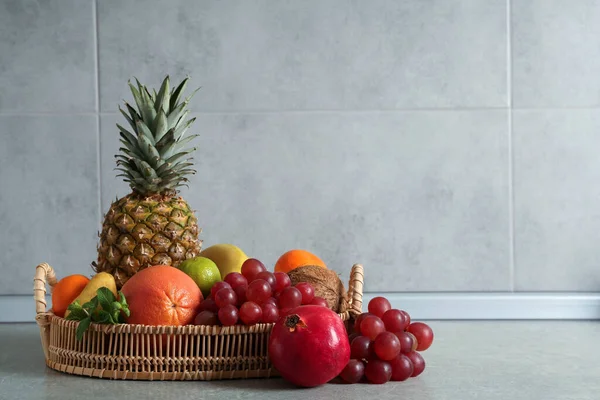 테이블에는 가지익은 과일들이 원문을 — 스톡 사진