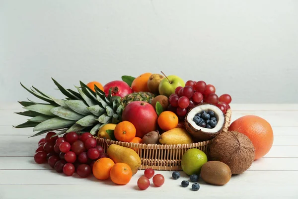 Tjockare Bricka Med Olika Färska Frukter Vitt Träbord — Stockfoto