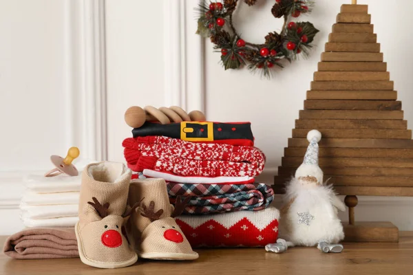 木制桌子上的婴儿用品 配件和圣诞装饰品 — 图库照片