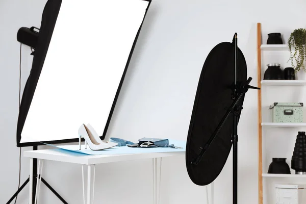 Профессиональное Осветительное Оборудование Возле Стола Модной Женской Обувью Аксессуарами Фотостудии — стоковое фото