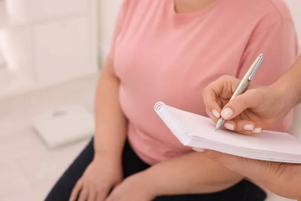 Διατροφολόγος Notebook Διαβούλευση Υπέρβαρη Γυναίκα Στην Κλινική Closeup — Φωτογραφία Αρχείου