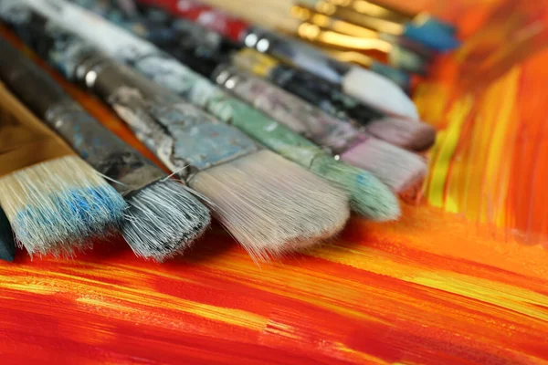 Soyut Renkli Boyalar Üzerinde Farklı Fırçalar Yakın Plan — Stok fotoğraf