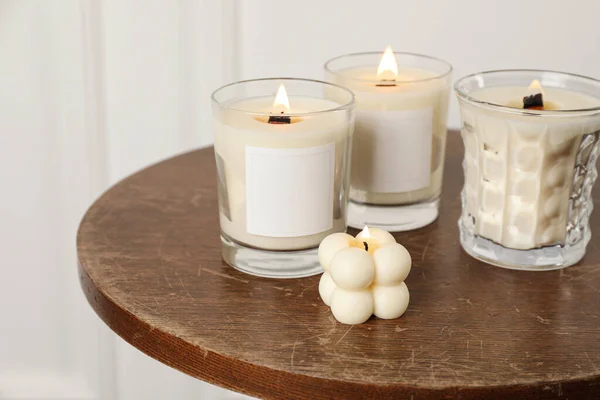 Verschillende Soja Kaarsen Houten Tafel Binnen — Stockfoto