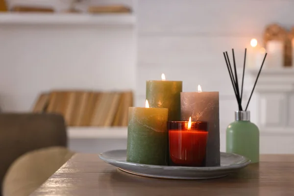 Schöne Brennende Kerzen Und Lufterfrischer Auf Holztisch Drinnen Platz Für — Stockfoto