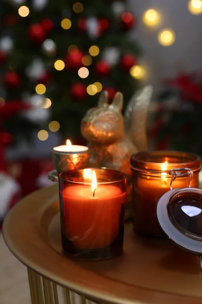 Bougies Allumées Sur Table Dans Chambre Décorée Pour Noël — Photo
