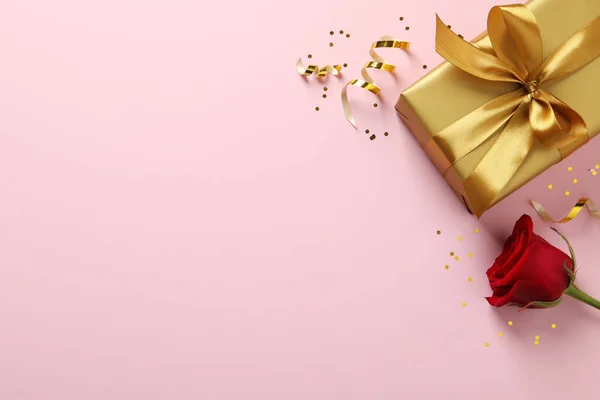 Goldene Geschenkschachtel Rote Rose Konfetti Und Luftschlangen Auf Rosa Hintergrund — Stockfoto
