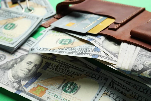 Yeşil Arka Planda Cüzdanı Kredi Kartı Olan Banknotlar Yakın Plan — Stok fotoğraf