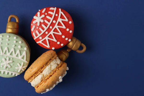 Wunderschön Dekorierte Weihnachtsmacarons Auf Blauem Hintergrund Flach Gelegt Raum Für — Stockfoto