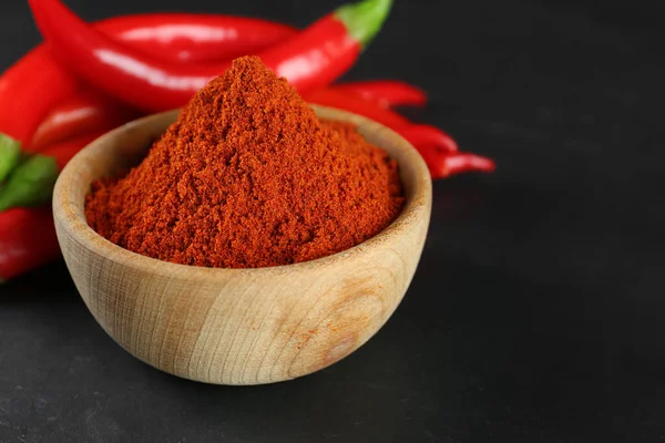 Paprika Prášek Čerstvé Chilli Papričky Černém Stole Detailní Záběr Mezera — Stock fotografie