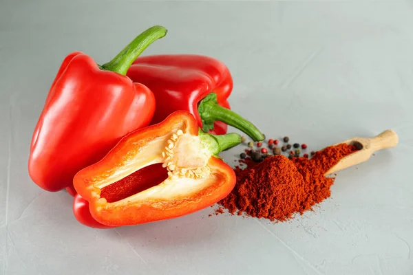 Frische Paprika Und Eine Kugel Paprikapulver Auf Weißem Tisch — Stockfoto