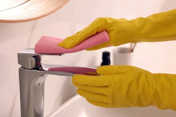 Eldivenli Kadın Banyo Musluğunu Temizliyor Paçavrayla Yakın Plan — Stok fotoğraf