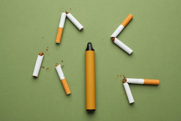 Dispositivo Fumar Eletrônico Descartável Cercado Por Cigarros Quebrados Fundo Azeitona — Fotografia de Stock