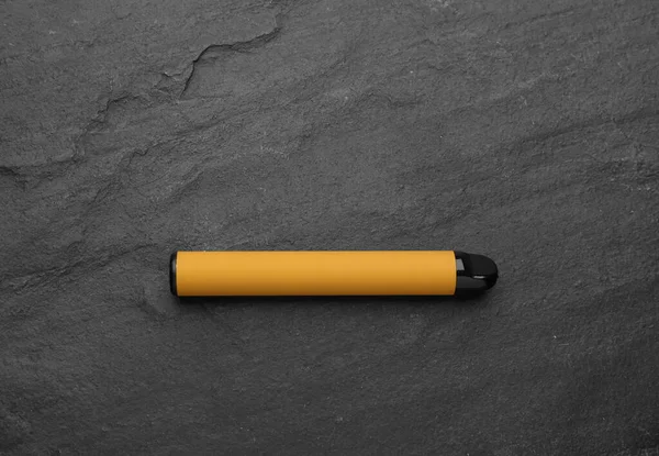 黑色背景的可处置电子吸烟装置 顶视图 — 图库照片