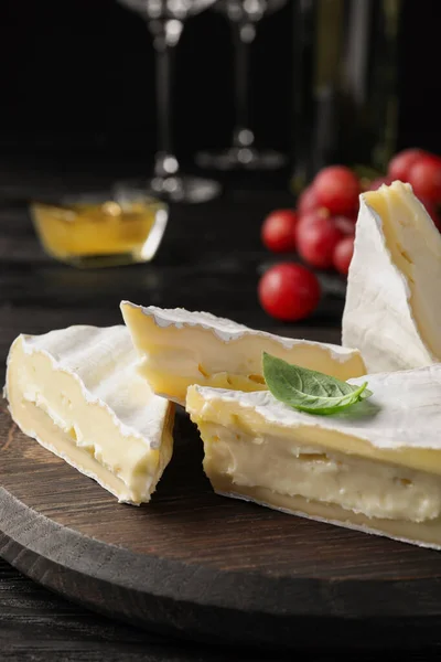 Sabroso Queso Brie Con Albahaca Sobre Tabla Madera Primer Plano — Foto de Stock