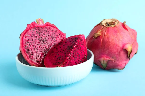 Heerlijke Snit Hele Rode Pitahaya Vruchten Lichtblauwe Achtergrond — Stockfoto