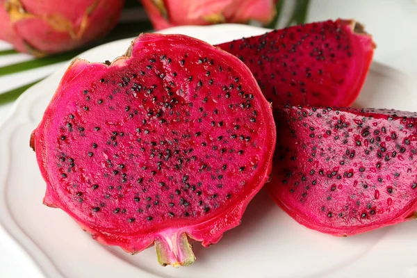 Plaat Van Heerlijke Gesneden Rode Pitahaya Fruit Close — Stockfoto