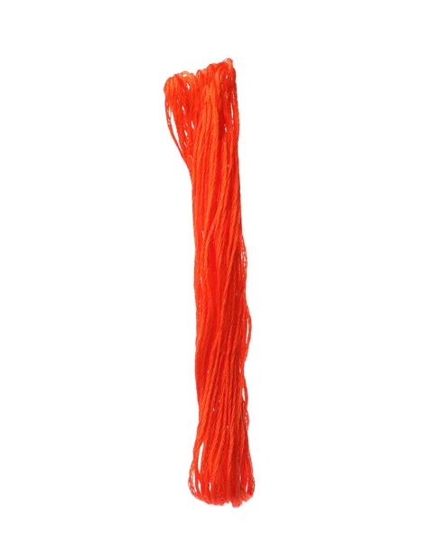 白い背景に明るいオレンジ色の刺繍糸 — ストック写真