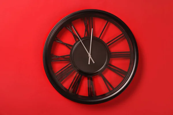 红色背景的时钟显示5分钟后到午夜新年倒数计时 — 图库照片