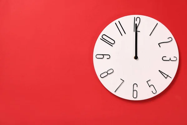 赤の背景に近代的な時計 トップビュー テキストのスペース — ストック写真