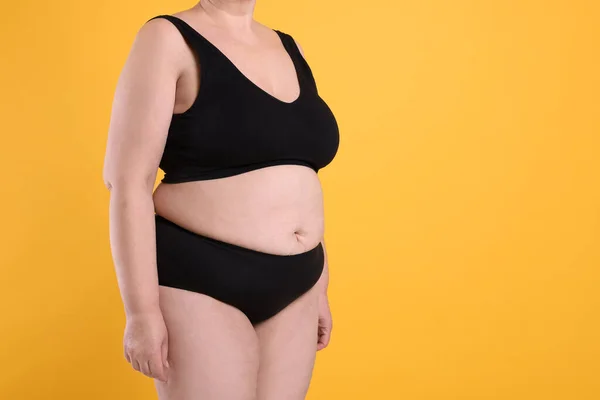 Mujer Con Sobrepeso Ropa Interior Sobre Fondo Naranja Primer Plano — Foto de Stock