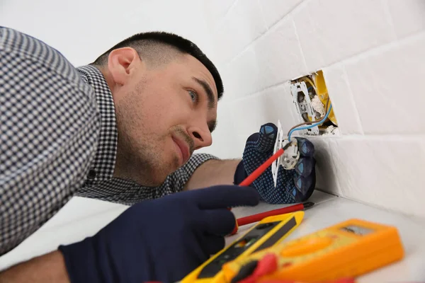 Elektriker Mit Schraubenzieher Repariert Steckdose Haus — Stockfoto