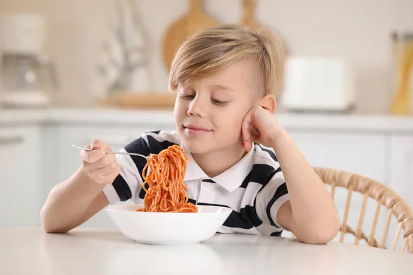 Glücklicher Junge Isst Leckere Pasta Tisch Der Küche — Stockfoto