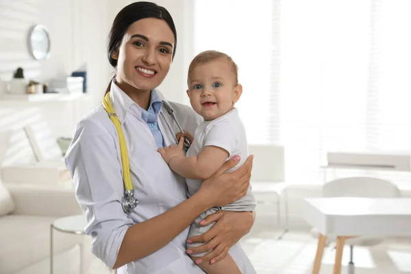 Dokter Anak Muda Dengan Bayi Kecil Yang Lucu Klinik Ruang — Stok Foto