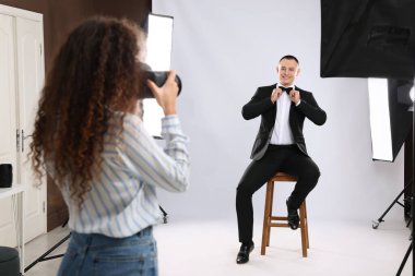 Yakışıklı model stüdyo profesyonel fotoğrafçı için poz